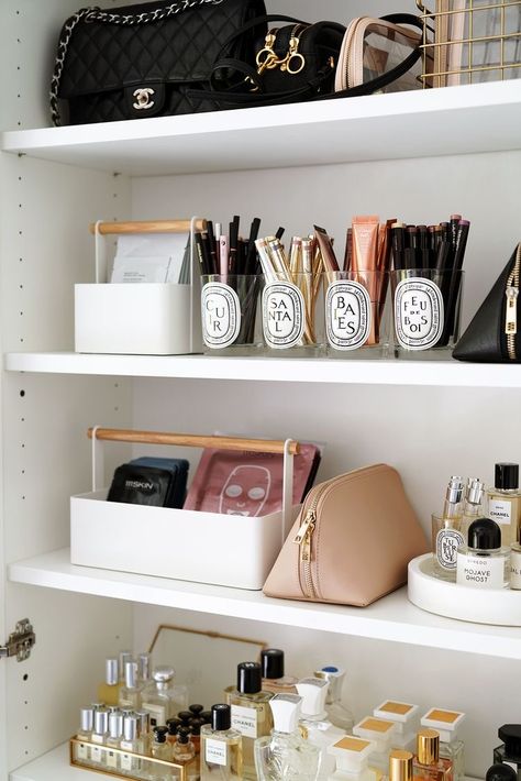 Rangement Makeup, Penyimpanan Makeup, Beauty Room Decor, Beauty Organization, Home Organisation, Linen Closet, Laura Mercier, Beauty Room, Look Book