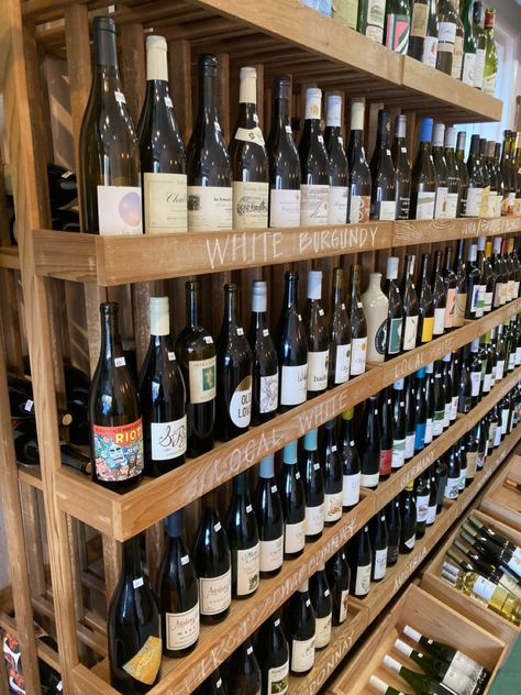 Small Store Design, Wine Wall Display, Interior Restaurant, Liquor Shelf, Wine Merchant, Small Store, Restaurant Marketing, Wine Shop, Wine Wall