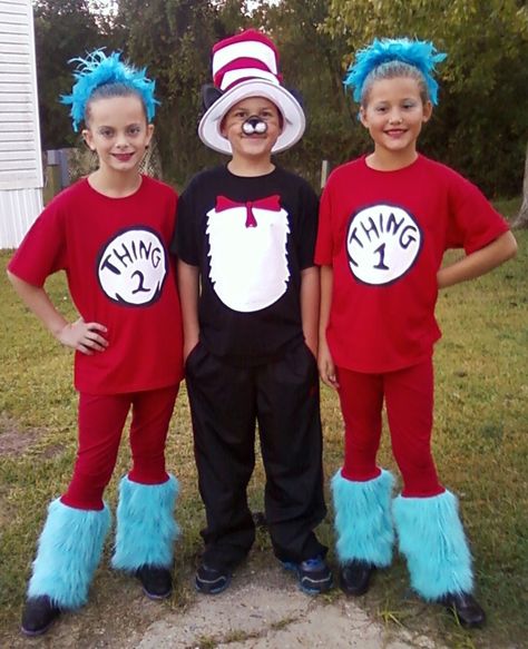 This years costumes...Cat in the Hat with Thing one and Thing 2 LOL Dr Seuss Diy Costumes, Easy Homemade Halloween Costumes, Dr Seuss Costumes, 2 Halloween Costumes, Thing 1 And Thing 2, Character Dress Up, Dr. Seuss, Book Character Costumes, Book Day Costumes