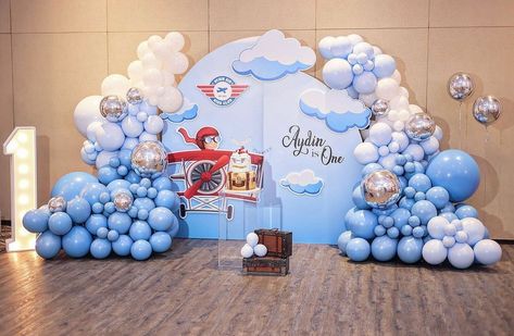 Balloons By Dina en Instagram: “Super cute #airplane setup!! Backdrop design @foy.arts Props @luxuryeventdecor_” Airplane Birthday Theme, Vintage Airplane Baby Shower, Airplane Birthday Party Decorations, Cute Airplane, Time Flies Birthday, Pilots Birthday, Planes Birthday Party, Planes Birthday, Animal Theme Birthday