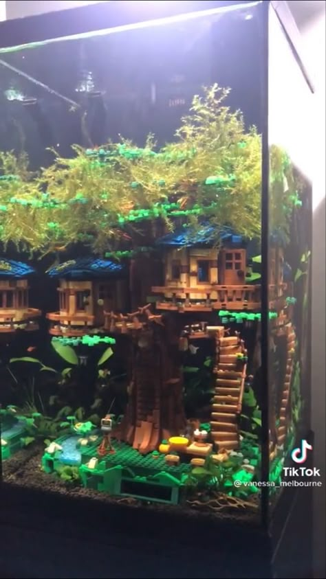 fish tank decor diy Crazy Fish Tanks, Japanese Theme Fish Tank, 200 Gallon Aquarium, Cool Home Aquariums, Upcycled Fish Tank, Betta Tank Themes, Lego Fish Tank Ideas, Cute Fishtanks, Cool Fishtank Ideas