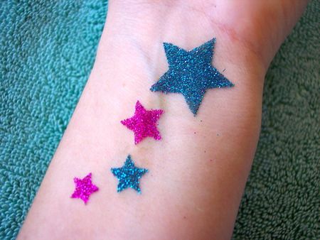 would be fun to do at a kids party Mizz Magazine, Glitter Tatoos, Homemade Glitter, Bright Tattoos, Parent Tattoos, Tattoo Cream, Star Tattoo Designs, Float Trip, Silhouette Tattoos