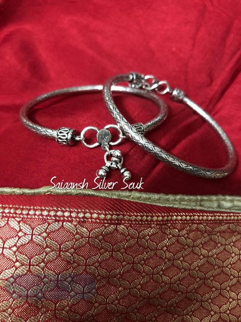 Payal Design, Baby Mehndi, Baby Mehndi Design, Leg Jewelry, Silver Anklets Designs, Silver Bracelet Designs, Anklet Designs, Sari Dress, Fashion Vocabulary