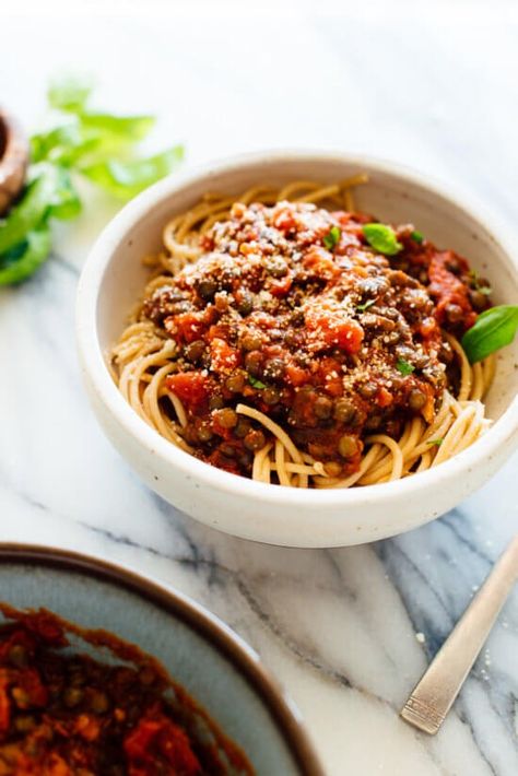 This wholesome dinner features hearty lentils, marinara sauce and spaghetti. Easy, affordable and delicious! #vegetarian #veganrecipe #healthypasta Pantry Dinner Ideas, Pantry Dinner, Salmon Burger Recipe, Cookie And Kate, Orzo Pasta Salad, Dried Lentils, Fast Dinners, Vegetable Curry, Lentil Recipes