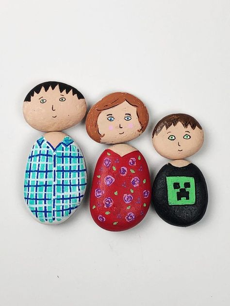 Painted Rock People Family Portrait • Color Made Happy Rocks Crafts, Happy Stone, Rock People, Paint Pens For Rocks, Stone Artwork, Portrait Color, Rock Family, Painted Rocks Craft, Family Painting