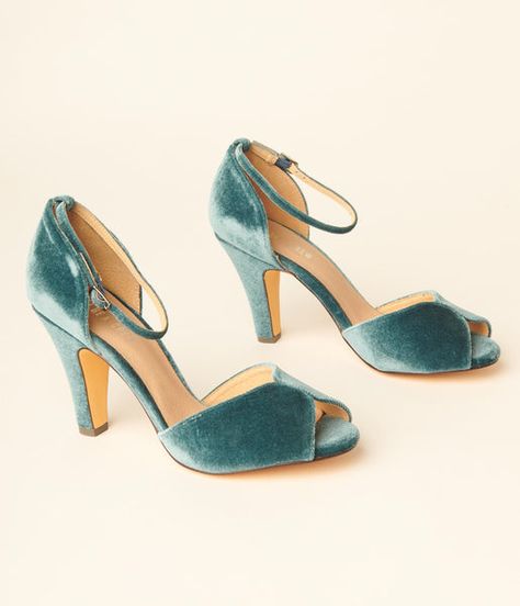 Peep Toe Wedding Shoes, Blue Bridal Shoes, 1940s Shoes, Heels Unique, Vintage Attire, Wedding Guest Attire, Velvet Wedding, Glamorous Outfits, Teal Velvet