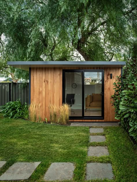 Granny Flat, Garden Studio & Home Extension Gallery (PHOTOS) Small Garden With Shed, Garden Office Ideas, Small Garden Office, Garden Tree House, Garden Office Shed, Building A Storage Shed, Home Extension, Holly House, Granny Flats