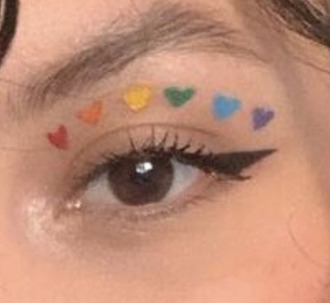 Lgbt Face Paint, Pride Eyeliner Looks, Gay Pride Makeup Ideas, Pride Eye Makeup Easy, Aesthetic Face Paint Ideas, Rainbow Eyeliner Looks, Simple Pride Outfit, Lesbian Eye Makeup, Simple Pride Make Up