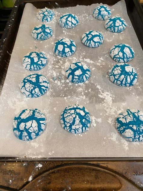 Blue Cookie Recipe, Teal Food Ideas, Blue Cookies Aesthetic, Blue Christmas Desserts, Blue Christmas Food, Blue Cookies Recipe, Blue Baked Goods, Blue Dessert Ideas, Blue Crinkle Cookies