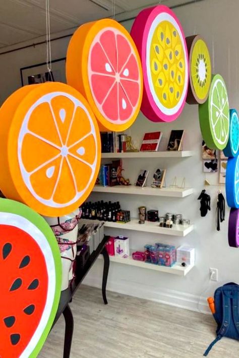 Hanging Decor For Classroom, Fruit Interior Design, Summer Decorations For Classroom, Summer Window Display Store Fronts, Fruit Stand Display, Shop Window Displays Ideas, Summer Window Decorations, Retail Window Display Ideas, Summer Installation