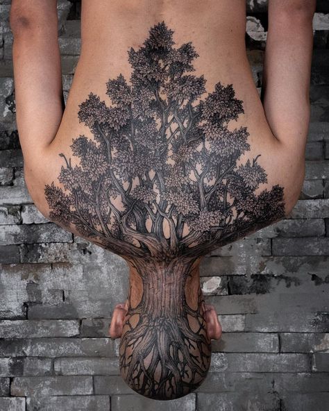 Upside Down Tree by Yintat, an artist at Studio Yasaeng in Seoul, South Korea. Upside Down Tree Tattoo, Tree Chest Tattoo, Tree Back Tattoo, Scalp Tattoo, Roots Tattoo, Tree Tattoo Back, Tree Tattoo Men, Tattoo Artwork, Small Tattoo Placement