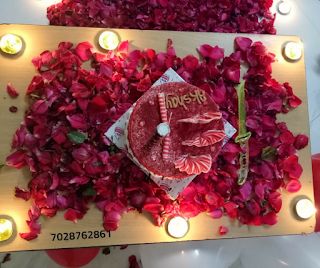 Romantic room decoration with rose petals and balloons Rose Petal Decoration Ideas For Birthday, Rose Petals Decoration Ideas, Balloon Decoration In Room, Birthday Surprise For Wife, Birthday Room Decor, Balloon Decoration At Home, Simple Balloon Decoration, Surprise Party Decorations, Rose Petal Candle