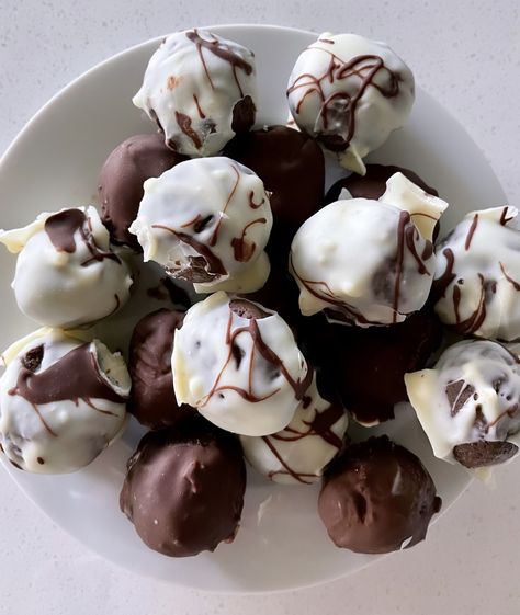 Keto Oreo Balls - TK Stretching Keto Christmas, Oreo Balls, Keto Vegan, Keto Dessert Easy, Keto Cheesecake, Cheesecake Bites, Vanilla Cookies, High Protein Low Carb, Keto Dessert Recipes