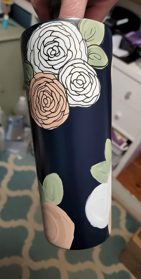 Painting On Tumblers, Hand Painted Tumbler Ideas, Hand Painted Tumblers Diy, Hand Painted Tumblers, Vaso Yeti, Painted Tumblers, Bling Cups, Yeti Cup Designs, Coffee Cups Diy