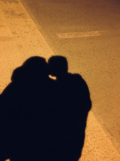 Relationship Snaps, Shadow Kiss, Love Shadow, Kissing Poses, Couple Shadow, Cheek Kiss, Night Shadow, Fake Relationship, Girl Shadow