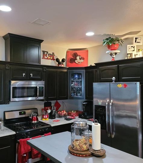 Mickey Kitchen, Mickey Mouse Kitchen, Bandana Outfit, Apartment Vibes, Themed Kitchen, Disney Nerd, Disney Kitchen, Geek Decor, College Room