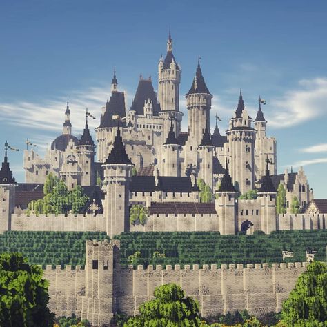 Minecraft Houses Mega Base, Medieval Minecraft Castle Builds, Minecraft Castle Mega Base, Mega Castle Minecraft, Minecraft Castle Base Ideas, Minecraft Mega Base Ideas Castle, Minecraft Castle Inspiration, Mc Mega Base, Highgarden Castle