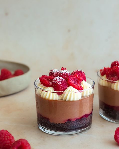 Mini Chocolate Desserts, Chocolate Mousse Desserts, Chocolate Mousse Cups, Mousse Cups, Dessert Cups Recipes, Mini Dessert Cups, Raspberry Desserts, Raspberry Mousse, Raspberry Chocolate