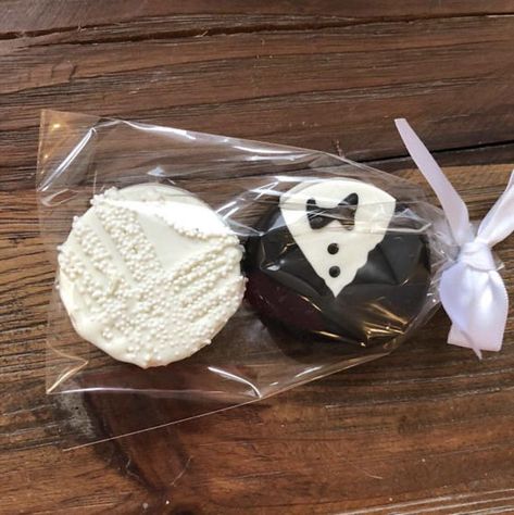 Wedding Favors Chocolate, Chocolate Covered Popcorn, Chocolate Covered Pretzel Rods, Bridal Shower Inspo, Chocolate Wedding Favors, Couple Wedding Shower, Valentines Day Chocolates, Wedding Treats, Covered Oreos