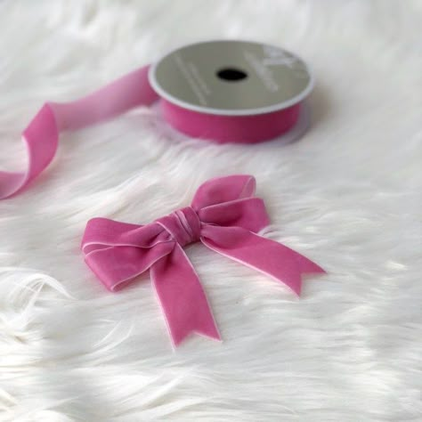 How To Make Velvet Bows, How To Make A Bow With Velvet Ribbon, Diy Velvet Bow, Diy Velvet Ribbon, Sewing Aesthetics, Diy Baby Bows Headbands, Ribbon Bow Tutorial, Diy Baby Bows, Hair Bows Diy Ribbon