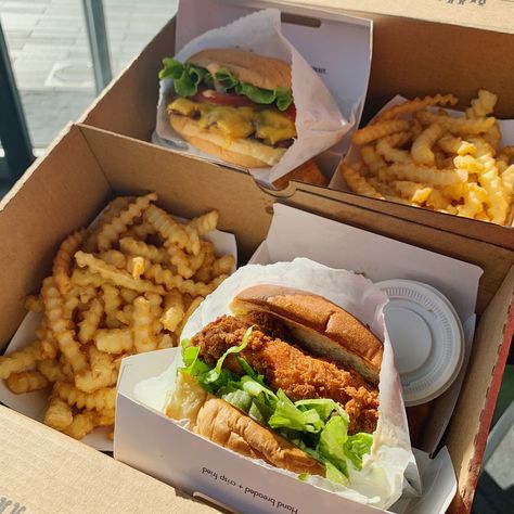 Shake Shack chicken burger and cheeseburger with their signature crinkle fries Shake Shack Chicken, Shake Shack Burger, Crinkle Fries, Food Savory, London Victoria, Fast Chicken Recipes, Chicken Burger, Shake Shack, Burger And Fries