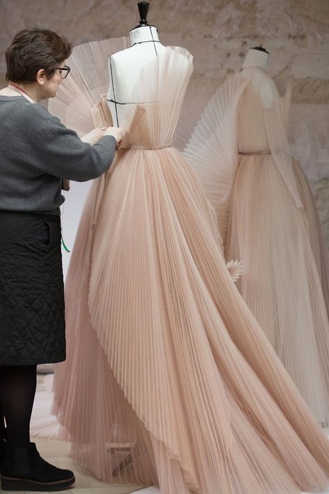 Behind the scenes: Dior’s hand-pleated couture dress | Vogue Paris Ani Aesthetic, Surrealist Art, Paris Atelier, Couture Looks, Vogue Dress, Dior Haute Couture, Couture Dress, Pakistani Bridal Wear, Dior Fashion