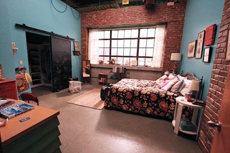 Jessica Day’s Bedroom on The New Girl with her sliding closet door Apartment Decorating For Couples, Industrial Loft Design, Gorgeous Apartment, Couple Bedroom, Loft Design, Bedroom Doors, Bedroom Paint, Apartment Inspiration, My New Room