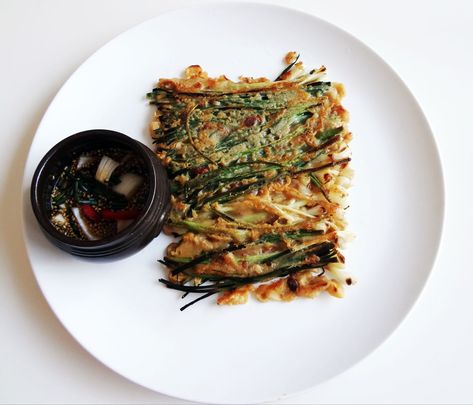 Pajeon Recipe, Green Onion Pancake Recipe, Korean Pancake Recipe, Banchan Recipe, Green Onion Pancake, Onion Pancake, Bawang Bombay, K Food, Onion Recipes