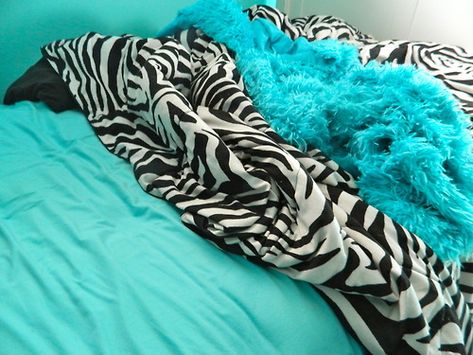 love love turquoiseee Y2k Bedding, Emo Rooms, Zebra Print Bathroom, Zebra Print Bedding, Zebra Bedding, Zebra Print Rug, Blue Zebra Print, Zebra Decor, Scene Y2k