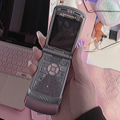 Old Phones 90s Aesthetic, Motorola Pink Flip Phone, Sidekick Phone 2000s, 2005 Phone Aesthetic, 2000s Phone Aesthetic, Flip Phone 2000s Aesthetic, 2000s Flip Phone Aesthetic, 2000s Flip Phone, Flip Phone 2000s