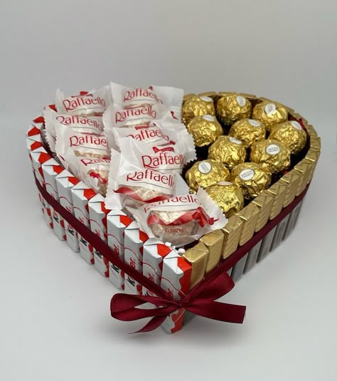 Diy Chocolate Gift, Ferrero Rocher Gift, Candy Gifts Diy, Food Bouquet, Candy Bouquet Diy, Birthday Basket, Diy Gift Set, Flower Gift Ideas, Candy Cake