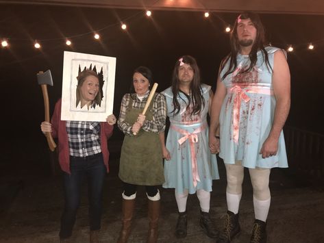 The Shinning Halloween Costumes, The Shining Group Costume, Horror Movie Group Costumes, The Shining Costume, Shining Costume, Memes Costumes Ideas, Meme Diy Halloween Costumes, Meme Couple Costume, Couple Halloween Costumes Meme