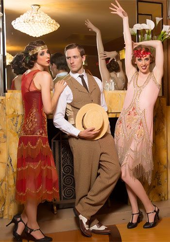 Beautiful 1920s fashion meets today. Love the mens look too. Gatsby Attire, Gatsby Fashion, Chicago Costume, Gatsby Outfit, Roaring 20s Fashion, 1920s Mens Fashion, The Roaring 20s, Flapper Dresses, Roaring 20