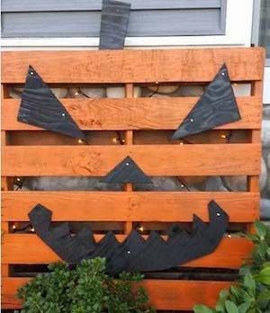 Give your home a spooktacular makeover on a budget with these indoor and outdoor DIY Halloween Signs. You will find easy DIY signs for your Halloween front porch, yard, mantles, wall art, and much more. Whether you are looking for indoor or outdoor Halloween decorations, there are plenty of ideas for inspiration here. There are wooden signs, framed canvas ideas, vinyl signs for Cricut projects, and much more. They make great wood crafts and Halloween crafts for adults too! Halloween Pallet Projects, Pallet Halloween Decorations, Halloween Palette, Easy Outdoor Halloween Decorations, Pallet Halloween, Pallet Pumpkin, Dekorasi Halloween, Casa Halloween, Halloween Wood Crafts