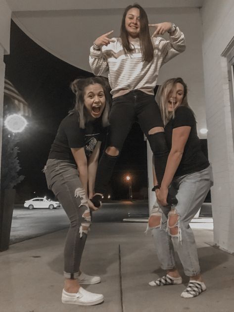 Funny Poses For 4 Friends, Friend Group Photos Funny, Funny Poses For 3 Friends, 3 Person Best Friend Pictures, Four Bff Pictures, Best Friend Pictures Trio Funny, Crazy Friend Pictures, Photo With 3 Friends, 3 People Photoshoot Best Friends