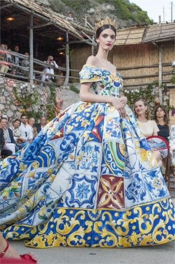 Dolce e Gabbana alta moda Autunno/Inverno 2014-2015 - Abito con maioliche Dolce & Gabbana Couture, Design Analysis, Dolce Gabbana Alta Moda, Printed Garments, Glamorous Gowns, 17 Birthday, Clothing Reference, Ideal Wardrobe, Chanel Couture