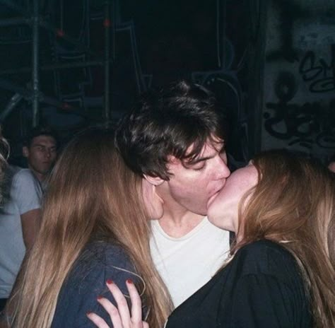 Poly Couple, Photos Couple Mignon, Underground Club, Gossip Girl Reboot, Cute Couples Kissing, Couple Aesthetic, Cute Couple Pictures, Cute Couples Goals, Couple Posing