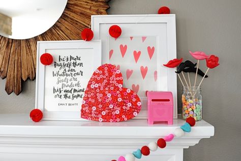 cute and easy DIY Valentine craft Lattice Braid, Saint Valentin Diy, Valentines Bricolage, Easy Diy Halloween Decorations, Diy Valentine's Day Decorations, Valentinstag Party, Cotton Decor, Diy Valentines Decorations, Wooden Bead Garland