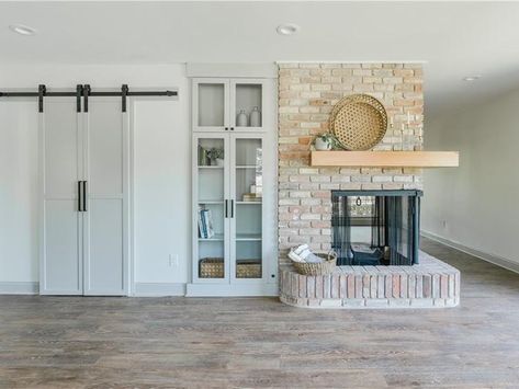 Photos of a Home Designed by Joanna Gaines Wrap Around Fireplace, Home Design Drawing, Rambler Remodel, Fixer Upper Tv Show, Sliding Door Ideas, Neutral Paint Colours, Joanna Gaines Design, Fountain House, Joanna Gaines House