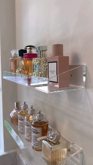 Aesthic Bathrooms, Clean Girl Bathroom Ideas, Shower Shelves Aesthetic, Astetic Bathroom Ideas, Bathroom Acrylic Shelves, Acrylic Bathroom Shelves, Clean Girl Bathroom Aesthetic, Bathroom Remodel Navy, Acrylic Shelves Bathroom