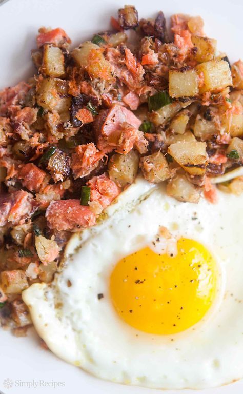 Hash brown potatoes, with smoked salmon, onions, a little sour cream, horseradish, mustard, chives and parsley. On SimplyRecipes.com Salmon Hash Recipe, Horseradish Mustard, Salmon Breakfast, Potato Salad With Egg, Smoked Salmon Recipes, Hash Recipe, Breakfast Hash, Hash Brown, Hash Browns