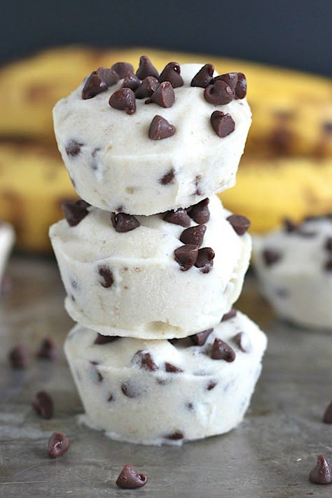 21 Easy 3-Ingredient Snacks That Are Actually Good For You Healthy Summer Treats, Snack Sani, Resepi Biskut, Ice Cream Bites, Frozen Bananas, Chocolate Chip Ice Cream, Banana Chocolate Chip, Ice Creams, Mini Chocolate Chips