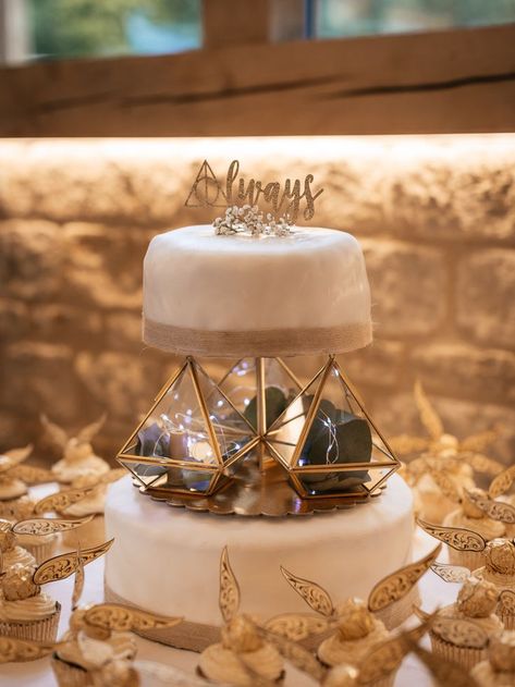 Cake Geometric, Harry Potter Wedding Ideas, Harry Potter Birthday Cake Ideas, Gateau Harry Potter, Harry Potter Birthday Cake, Harry Potter Wedding Theme, Harry Potter Food, Festa Harry Potter, Harry Potter Wedding