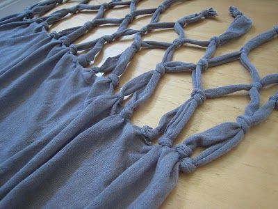 This scarf is super easy to do with fabric. Just cut and tie...and tie...and tie...and tie Fringe Tshirt Diy, Dressmaking Tutorials, Diy Jersey, Diy Scarves, Wearable Crafts, Distressed Tshirt Diy, Diy Fringe, Shirt Crafts, Cut Tee Shirts