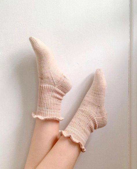 Ankle Sock Knitting Patterns, Cozy Photos, Handknit Socks, M Love, Socks Knitting, Learn To Knit, Knitting Patterns Free Beginner, Ruffled Socks, Beginner Knitting Patterns