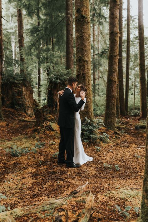 Twilight Wedding Photoshoot, Woodsy Wedding Pictures, Elopement Vow Renewal, Vow Renewal Photography, 10 Year Vow Renewal Photoshoot, Elopement Inspiration Wedding Photos, Vowel Renewal Photo Shoot, Forest Wedding Photoshoot, Woodsy Wedding Photos