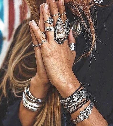 Stile Boho Chic, Gold Body Chain, Boho Mode, Flash Tattoos, Estilo Hippie, Hippy Chic, Bohemian Jewellery, Bohol, Turquoise Rings