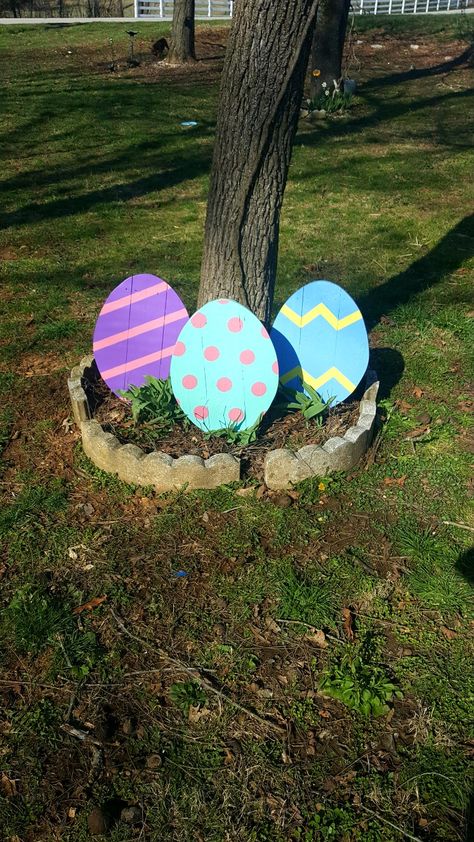 Easter Outside Decor, Backyard Easter Decorations, Easter Diy Yard Decor, Easter Yard Decorations Diy, Outside Easter Decorations, Outdoor Easter Decorations Yards, Easter Outside Decorations, Large Outdoor Easter Eggs, Easter Outdoor Decorations