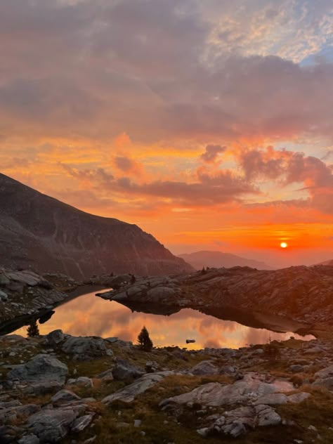 Orange Sunset Mountains, Orange Mountain Aesthetic, Hiking Sunset Aesthetic, Sunrise Aesthetic Mountain, Sunset Hike Aesthetic, Mountains At Sunset, Red Mountains Aesthetic, Sunrise Mountain Aesthetic, Mountain Aesthetic Photos