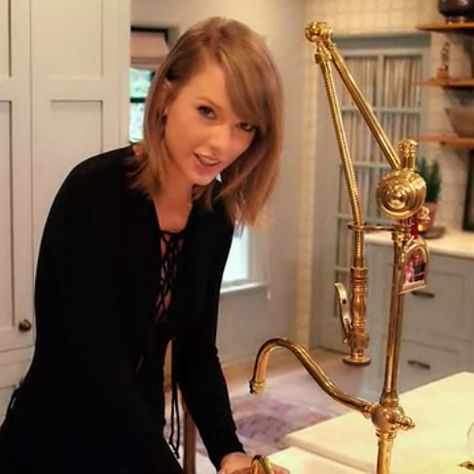 Taylor Swift's gold Gantry. Waterstone Kitchen Faucet, Celebrity Bathrooms, Celebrity Kitchens, Vintage Inspired Kitchen, Gold Side Table, Cookbook Holder, Beverly Hills Houses, Condo Kitchen, Art Kitchen